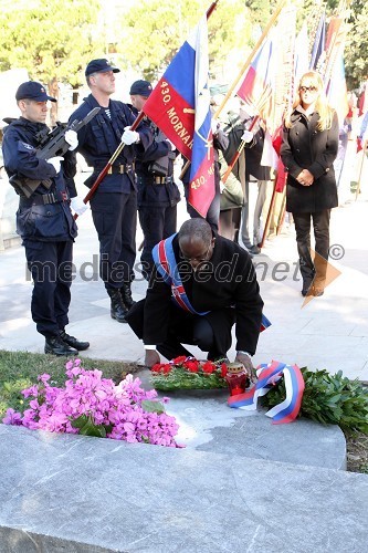 Peter Bossman, župan občine Piran, položitev venca padlim pomorščakom