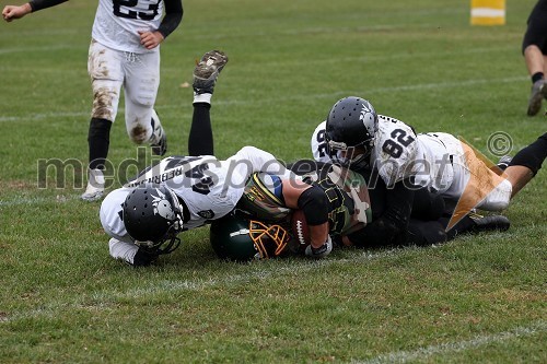 David Karničnik, igralec ekipe Maribor Generals in igralci ekipe Zagreb Raiders