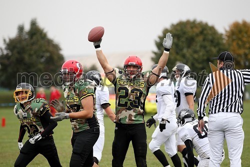 Grega Bobek, ... in Aljaž Jelen, igralci ekipe Maribor Generals, igralci ekipe Zagreb Raiders ter sodnik tekme