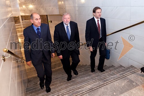 Janez Janša, presednik SDS, dr. Dimitrij Rupel, nekdanji zunanji minister in Lojze Peterle, evropski poslanec