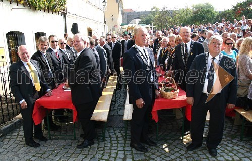 Zbrani na svečani trgatvi Stare trte