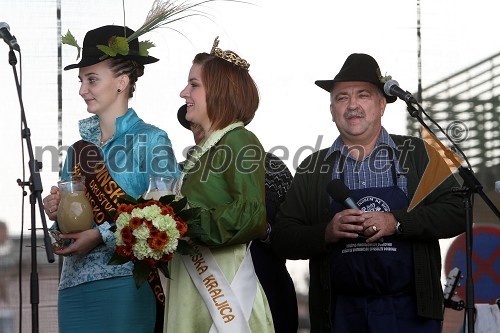 Andreja Plohl, vinska kraljica Radgonsko - Kapelskih goric, Tina Rajh, 2. Cerkvenjaška vinska kraljica in Marjan Kardinar, župan Dobrovnika