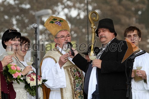 	Ksenja Arbeiter, mariborska vinska kraljica, ... in Pepek z brega