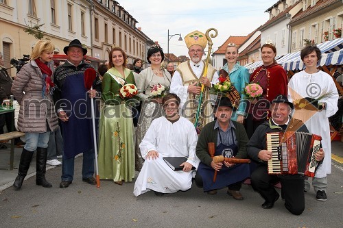 Zadaj: mag. Norma Bale, direktorica Kultprotur, ..., Tina Rajh, 2. Cerkvenjaška vinska kraljica, Ksenja Arbeiter, mariborska vinska kraljica, ..., Andreja Plohl, vinska kraljica Radgonsko - Kapelskih goric, ... in ... 
Spredaj: ..., Marjan Kardinar, župan Dobrovnika in ...