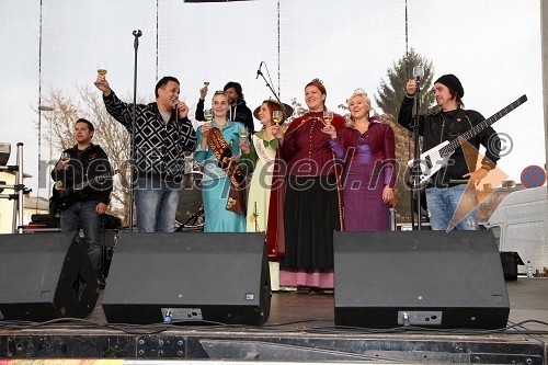 Andreja Plohl, vinska kraljica Radgonsko - Kapelskih goric, ..., Tina Rajh, 2. Cerkvenjaška vinska kraljica in Simona Žugelj, vinska kraljica Slovenije 2011 ter skupina Kingston