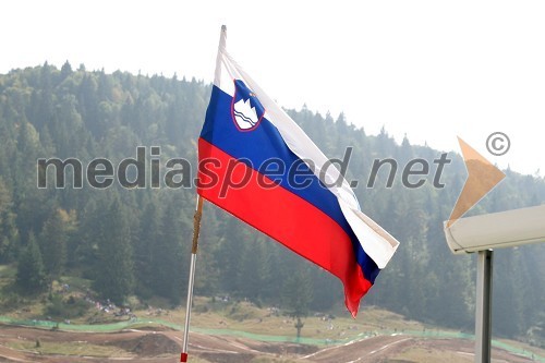 V boksu je naša ekipa izobesila slovensko zastavo