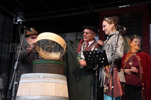 Alojz Jenuš - Slavek, povezovalec programa, ..., vinski vitez in 	Andreja Plohl, vinska kraljica Radgonsko - Kapelskih goric