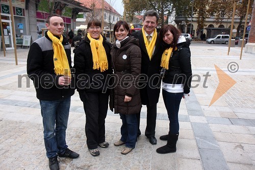 
..., dr. Andreja Špernjak, Katja Šoba, Gregor Pivec, predsednik SDS Maribor in ...