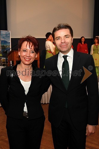Metka Erjavec Granov, direktorica regionalne prodaje Sava Turizem - TMC d.o.o. in Aleksander Geržina, veleposlanik Slovenije v Avstriji