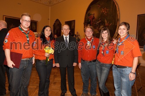 dr. Ivan Svetlik, minister za delo, družino in socialne zadeve s skavti