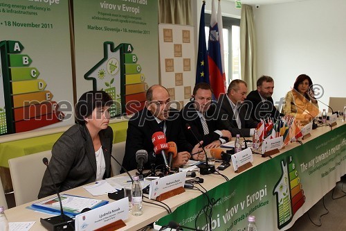 	Ljudmila Novak, predsednica NSi, Janez Janša, predsednik SDS, Michael Schneider, predsednik Odbora regij pri Evropski ljudski stranki EPP, Franc Kangler, župan MOM, Ivan Žagar, župan Slovenske Bistrice in Romana Jordan Cizej, evroposlanka SDS