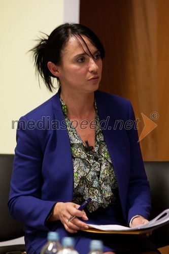 	Jana Petkovšek Štakul, moderatorka