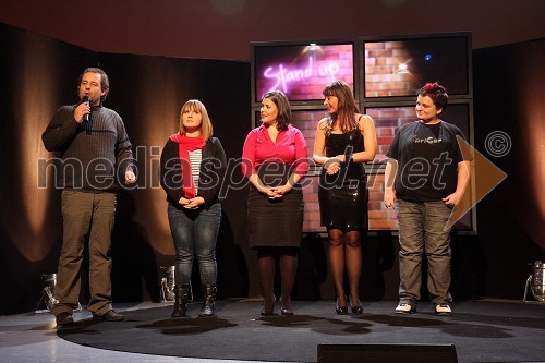 Janez Usenik, povezovalec programa in novinar, Tanja Kocman, igralka in stand up komičarka, Ana Marija Mitić, igralka in stand up komičarka, Tina Gorenjak, pevka, igralka in stand up komičarka ter Martina Ipša, stand up komičarka