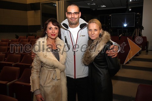 Tina Gorenjak, pevka, igralka in stand up komičarka, Suzana, vedeževalka ter njen spremljevalec