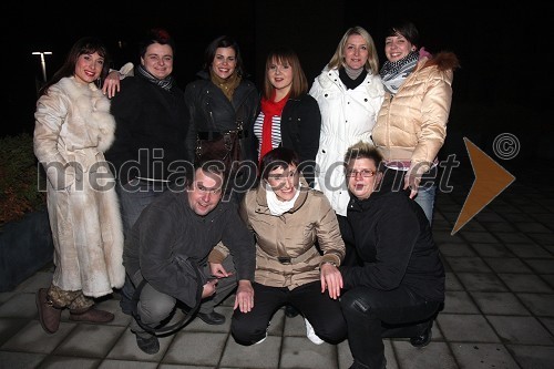 Janez Usenik, povezovalec programa in novinar, Lucija Ćirović, igralka in stand up komičarka, Janja Zdolšek, Tina Gorenjak, pevka, igralka in stand up komičarka, Martina Ipša, stand up komičarka, Ana Marija Mitić, igralka in stand up komičarka, Tanja Kocman, igralka in stand up komičarka, Branka Breznik, producentka RTS ter Mateja Naberšnik, maskerka