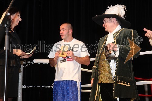 Breda Žgeč, podpredsednica društva Soroptimist Ptuj, Dejan Zavec, boksar in Baron Janez Golc, plemeniti Jakob Breuner Markovski, princ karnevala 2011