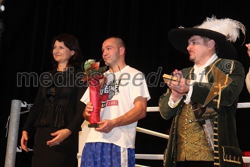 	Breda Žgeč, podpredsednica društva Soroptimist Ptuj, Dejan Zavec, boksar in Baron Janez Golc, plemeniti Jakob Breuner Markovski, princ karnevala 2011