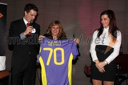 Mitja Šeško, skrbnik blagovne znamke Maribor 2012 - Evropska prestolnica kulture, član Rotaract kluba in povezovalec programa, kupka dresa ter Lina Fekonja, hostesa