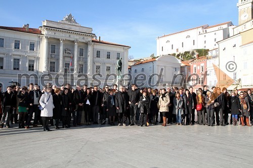 Udeleženci Piranskih dnevov arhitekture na Tartinijevem trgu v Piranu