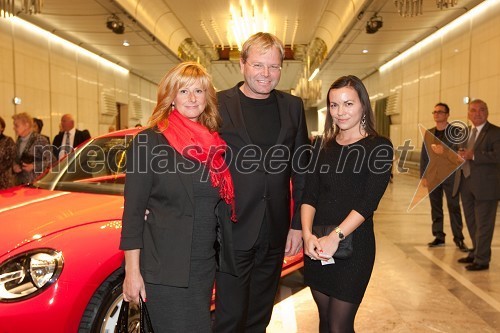 Marko Škriba, direktor znamke Volkswagen pri Porsche Slovenija d.o.o. in soproga Teja Škriba ter Nuša Božiček, marketing Volkswagen pri Porsche Slovenija d.o.o.