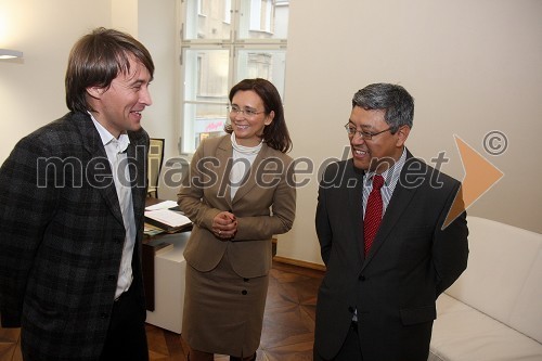 Aleš Šteger, vodja programskega sklopa Terminal 12, dr. Suzana Žilič Fišer, generalna direktorica Zavoda Maribor 2012 - EPK in Tseten Samdup Chhoekya, predstavnik Dalajlame