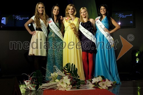 	Sara Plaskan, miss fotogeničnosti, Špela VOde, druga spremljevalka lepe sosede 2011, Teja Britovšek, lepa soseda 2011 , Nika Orešnik, pvra spremljevalka lepe sosede 2011  in Valentina Stokič, lepa soseda po izboru bralcev