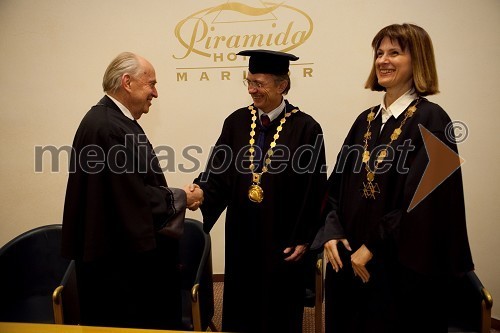 Prof. dr. Siegfried Großmann, prejemnik naziva častni doktor, prof. dr. Danijel Rebolj, rektor Univerze v Mariboru in prof. dr. Nataša Vaupotič, dekanica Fakultete za naravoslovje in matematiko