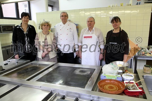 Marija Pišek, Ivana Helena Faletič, Mirko Homar in Slavica Zbičajnik, tekmovalci ter Jožef Oseli, kuharski mojster (v sredini)