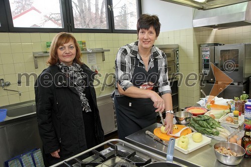 Marta Krpič, glavna in odgovorna urednica Naše Žene ter Marija Pišek, tekmovalka