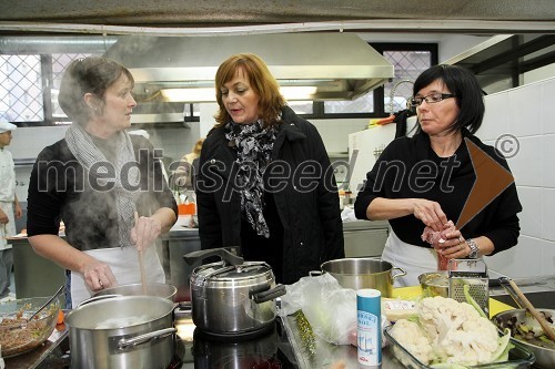 Bernardka Prinčič, tekmovalka, Marta Krpič, glavna in odgovorna urednica Naše Žene ter ...