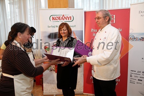 Slavica Zbičajnik, tekmovalka, Marta Krpič, glavna in odgovorna urednica Naše Žene ter Jožef Oseli, kuharski mojster