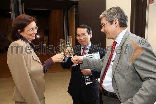 Suzana Žilić Fišer, generalna direktorica zavoda MARIBOR 2012, Toshimitsu Ishigure, veleposlanik Japonske v Sloveniji inDerya Kanbay, veleposlanik Turčije

 

