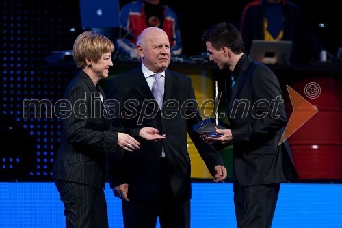 Vojka Ravbar, generalna sekretarka SKB in mag. Janez Kocijančič, predsednik Olimpijskega komiteja Slovenije in Peter Kauzer, kajakaš