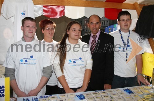 Janez Janša, predsednik Vlade Republike Slovenije in pripadniki SDS