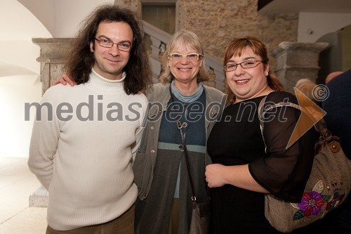 Marko Hatlak, glasbenik, Nataša Kelhar, glasbena menedžerka in Karmen Pečar, violončelistka