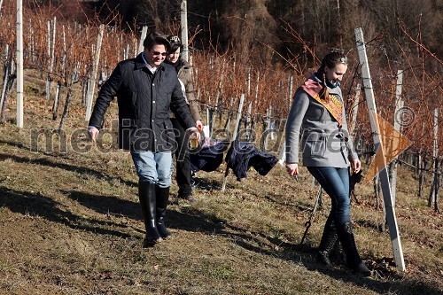 	Leo Ivanjko, lastnik družbe Vinag, Ksenja Arbeiter, mariborska vinska kraljica ter Andreja Plohl, vinska kraljica Radgonsko - Kapelskih goric