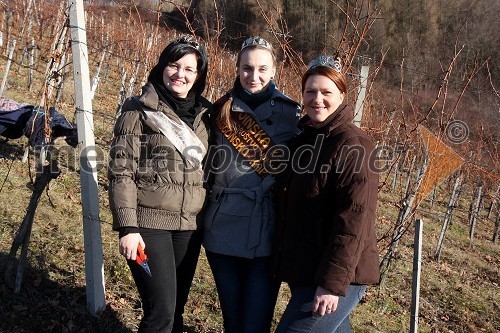 Ksenja Arbeiter, mariborska vinska kraljica, Andreja Plohl, vinska kraljica Radgonsko - Kapelskih goric in Anita Šerbinek, svečinska vinska kraljica