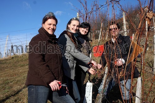 Anita Šerbinek, svečinska vinska kraljica, Andreja Plohl, vinska kraljica Radgonsko - Kapelskih goric, Ksenja Arbeiter, mariborska vinska kraljica ter Leo Ivanjko, lastnik družbe Vinag