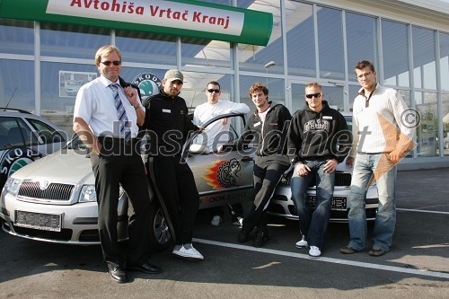 Marko Škriba, vodja blagovne znamke Škoda v Sloveniji in hokejisti: Luka Žagar, Peter Rožič, Gregor Polončič, Damjan Dervarič in Marcel Rodman