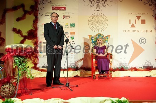 Janez Erjavec, direktor Pomurskega sejma in Simona Žugelj, vinska kraljica Slovenije 2011