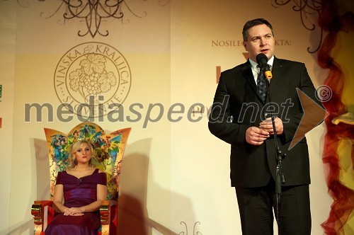 Simona Žugelj, vinska kraljica Slovenije 2011 in mag. Dejan Židan, minister za kmetijstvo, gozdarstvo in prehrano