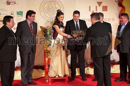 Slavko Jarc, izvršni direktor NKBM d.d., Ivan Molan, župan občine Brežice, Martina Baškovič, vinska kraljica Slovenije 2012, mag. Dejan Židan, minister za kmetijstvo, gozdarstvo in prehrano, ..., Janez Erjavec, direktor Pomurskega sejma in Ciril Smrkolj, predsednik Kmetijsko gozdarske zbornice Slovenije