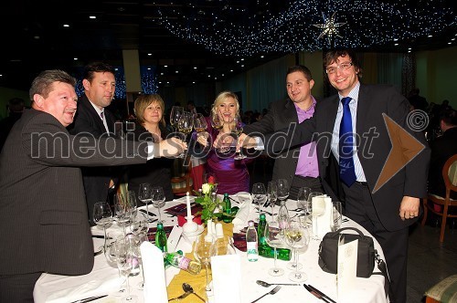 Anton Kraševec, prijatelj, Andrej in Bernarda Žugelj, njuna hči Simona Žugelj, vinska kraljica Slovenije 2011, Jože Cajnar, direktor kmetijske zadruge Metlika in Luka Kočevar, ministrstvo za kmetijstvo, gozdarstvo in prehrano