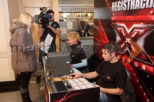 Ingrid Zobec, udeleženka avdicije, Miha Žnidaršič, kamerman in člana ekipe X Factor