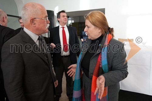 Boštjan Žekš, minister za slovence v zamejstvu in po svetu in Karin Hojker, asistentka za stike z javnostmi na avstrijskem veleposlaništvu