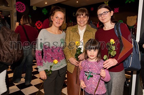 Ajda Rooss, lutkarca, Jelena Sitar Cvetko, nekdanja umetniška vodja Lutkovnega gledališča, Amelia Kraigher in hči Varja