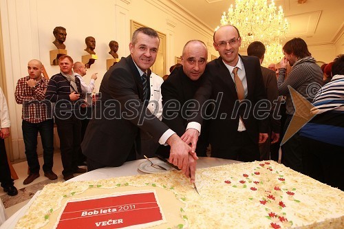 Uroš Skuhala, direktor ČZP Večer, Peter Boštjančič, prejemnik nagrade Bob leta 2011 in Tomaž Ranc, odgovorni urednik ČZP Večer,