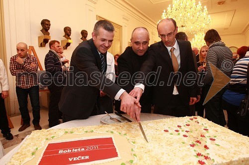 Uroš Skuhala, direktor ČZP Večer, Peter Boštjančič, prejemnik nagrade Bob leta 2011 in Tomaž Ranc, odgovorni urednik ČZP Večer,