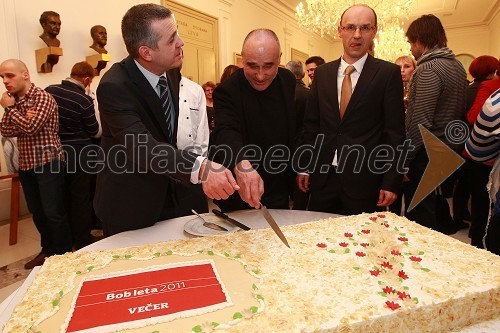 Uroš Skuhala, direktor ČZP Večer, Peter Boštjančič, prejemnik nagrade Bob leta 2011 in Tomaž Ranc, odgovorni urednik ČZP Večer,