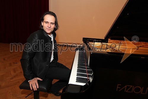 Gergely Bogányi, pianist